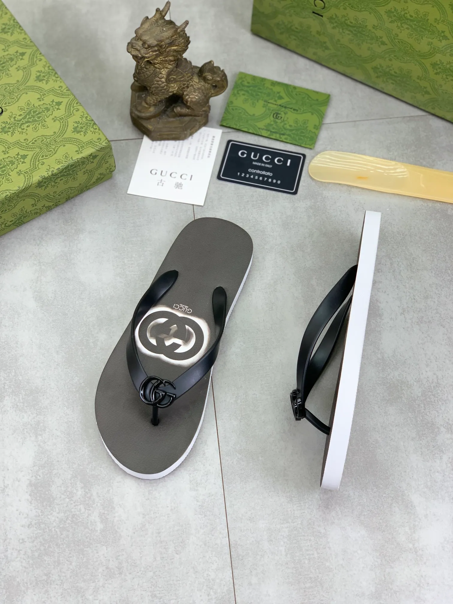 Men's men's shoes 💰P220💰【New style】🆘【GUCCI】Official website's popular Gucci adult couple 🧑‍🤝‍🧑 style, children's flip-flops are on sale at the counter simultaneously! Original fabric imported from Italy. Original bottom provided by the original factory. Size: Adult 36-45. Children’s size: 30-37. Multiple colors available.
